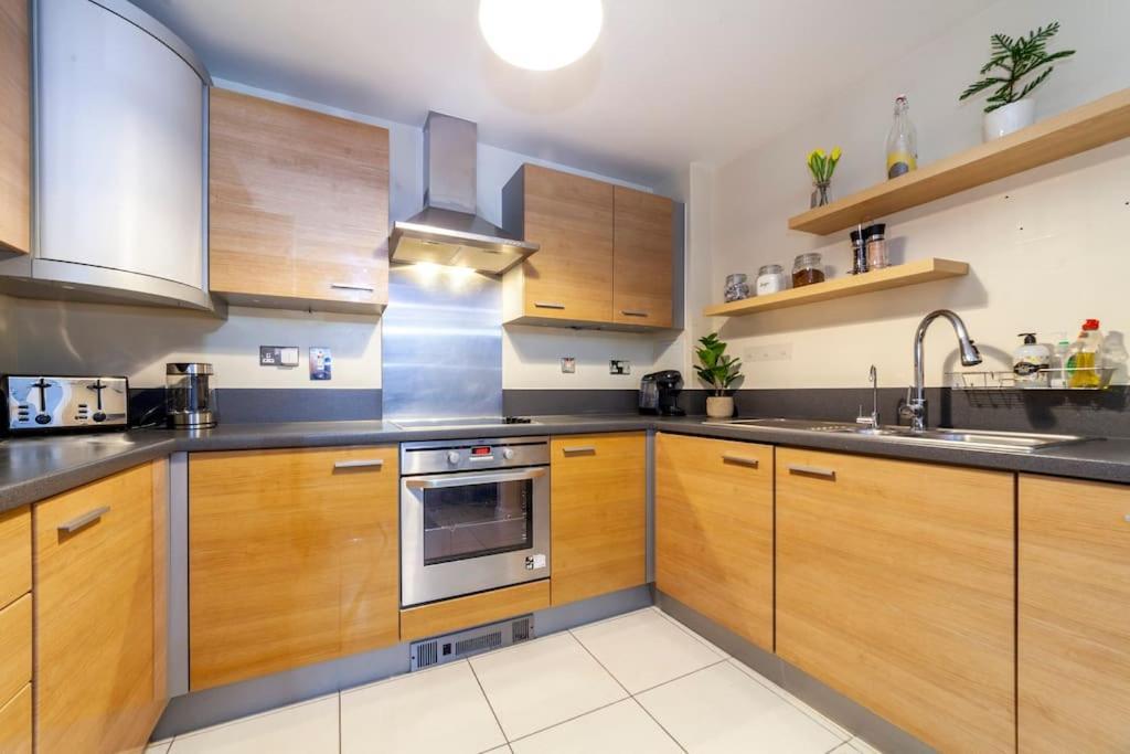 Modern 3 Beds 2 Bath Flat - Parking & Sleeps 6 Apartment