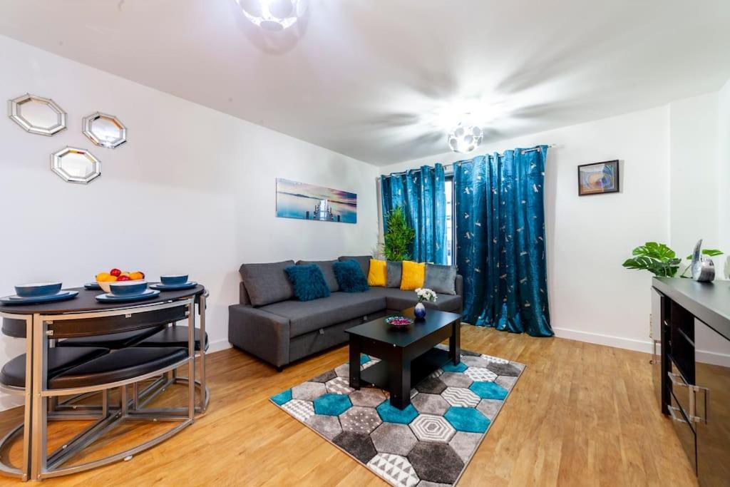 Modern 3 Beds 2 Bath Flat - Parking & Sleeps 6 *
