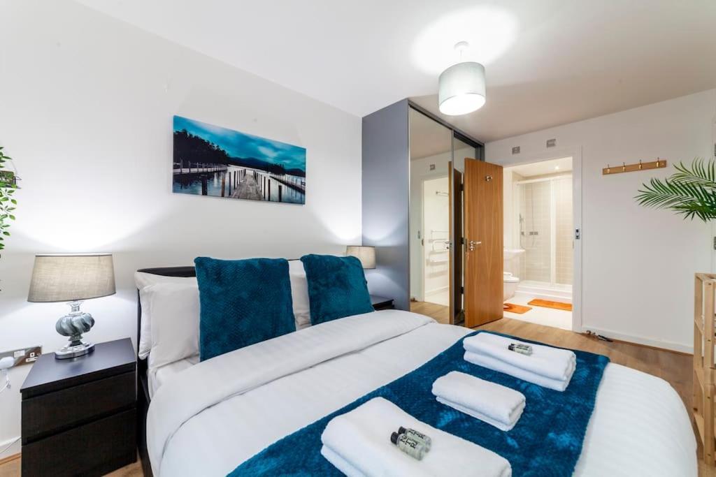 Modern 3 Beds 2 Bath Flat - Parking & Sleeps 6 Apartment *