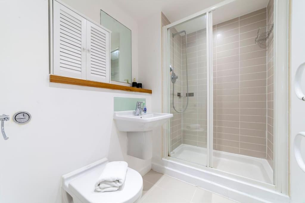 Apartment Modern 3 Beds 2 Bath Flat - Parking & Sleeps 6 *