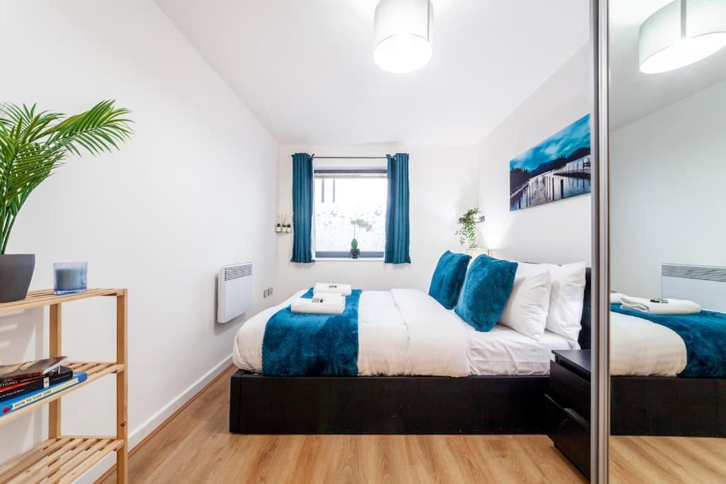 Modern 3 Beds 2 Bath Flat - Parking & Sleeps 6