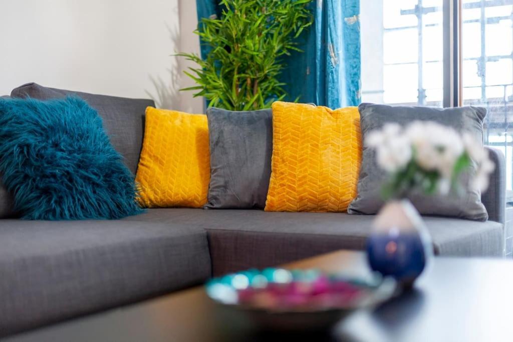 Modern 3 Beds 2 Bath Flat - Parking & Sleeps 6 *