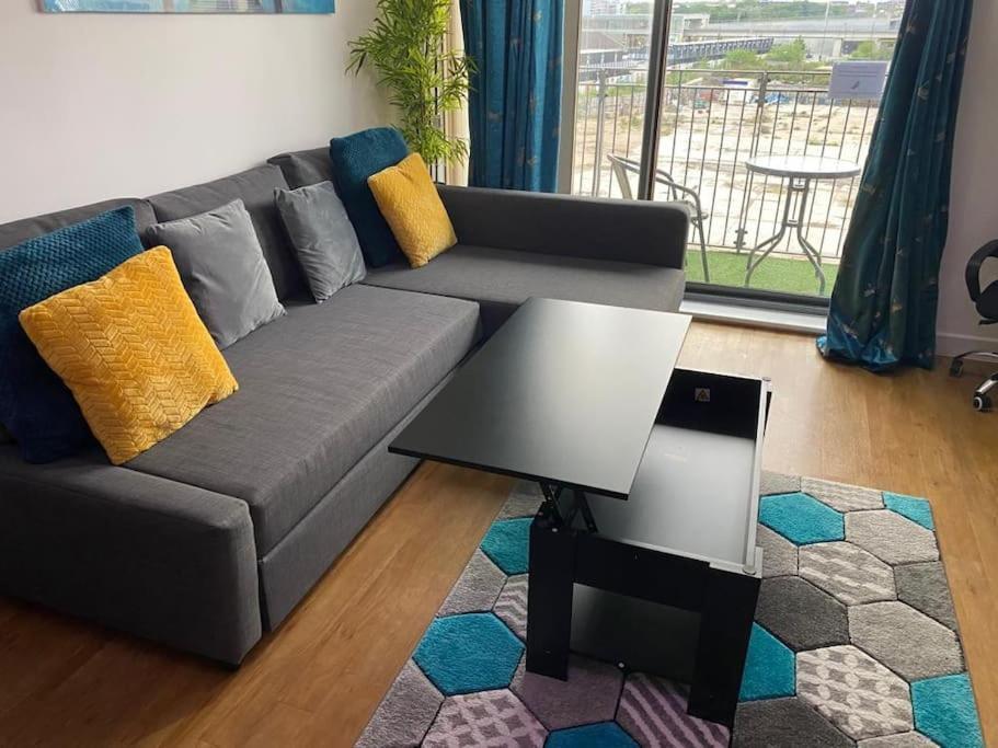 Modern 3 Beds 2 Bath Flat - Parking & Sleeps 6 * London