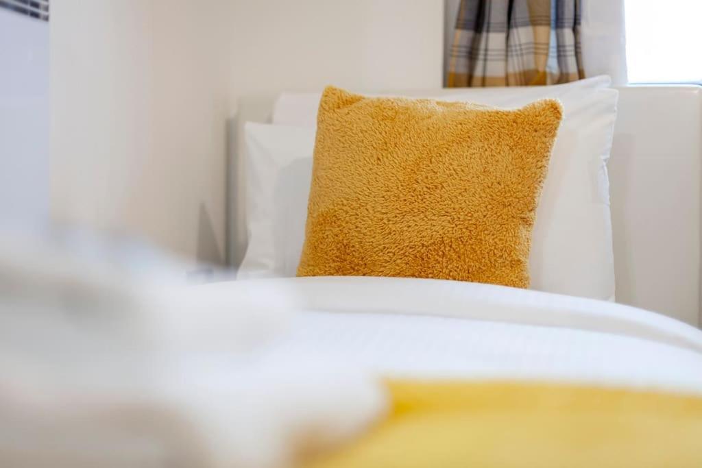 Modern 3 Beds 2 Bath Flat - Parking & Sleeps 6