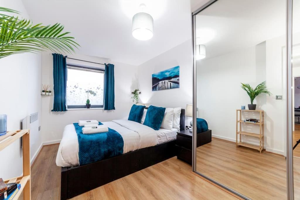 Apartment Modern 3 Beds 2 Bath Flat - Parking & Sleeps 6