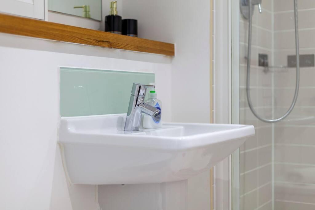 Modern 3 Beds 2 Bath Flat - Parking & Sleeps 6 *