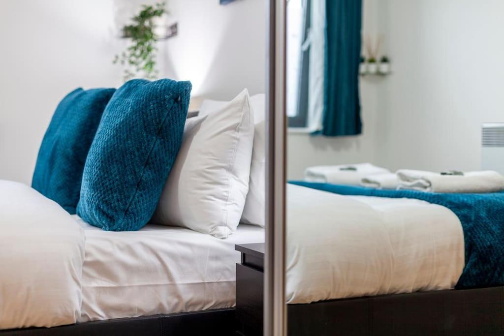 Modern 3 Beds 2 Bath Flat - Parking & Sleeps 6 * London