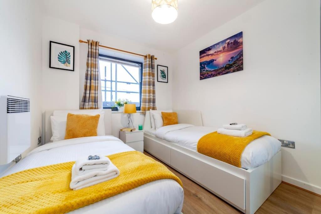 Modern 3 Beds 2 Bath Flat - Parking & Sleeps 6