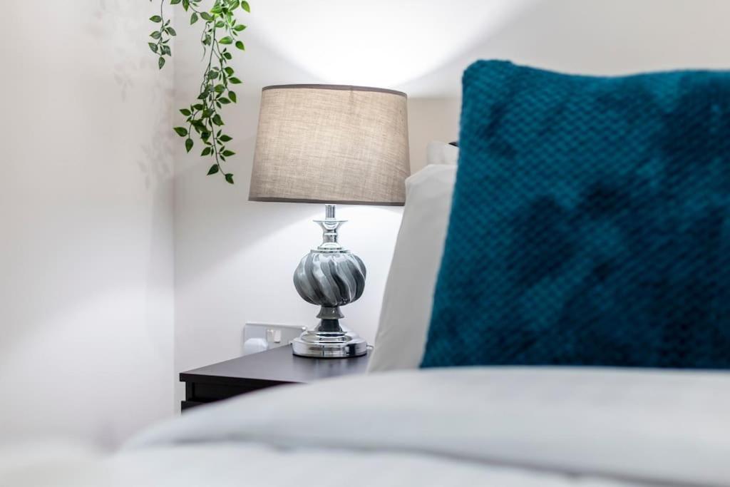 Modern 3 Beds 2 Bath Flat - Parking & Sleeps 6 Apartment *