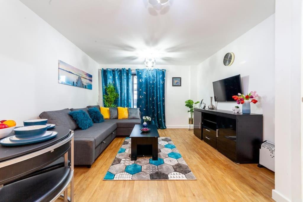 Apartment Modern 3 Beds 2 Bath Flat - Parking & Sleeps 6 *