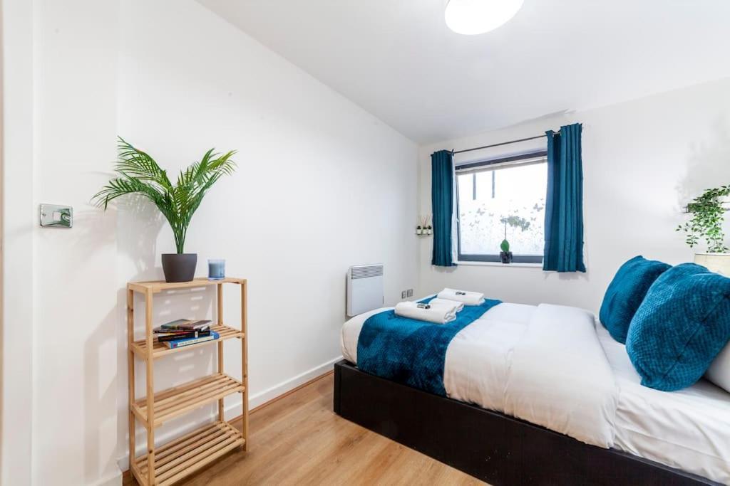 Modern 3 Beds 2 Bath Flat - Parking & Sleeps 6 * London