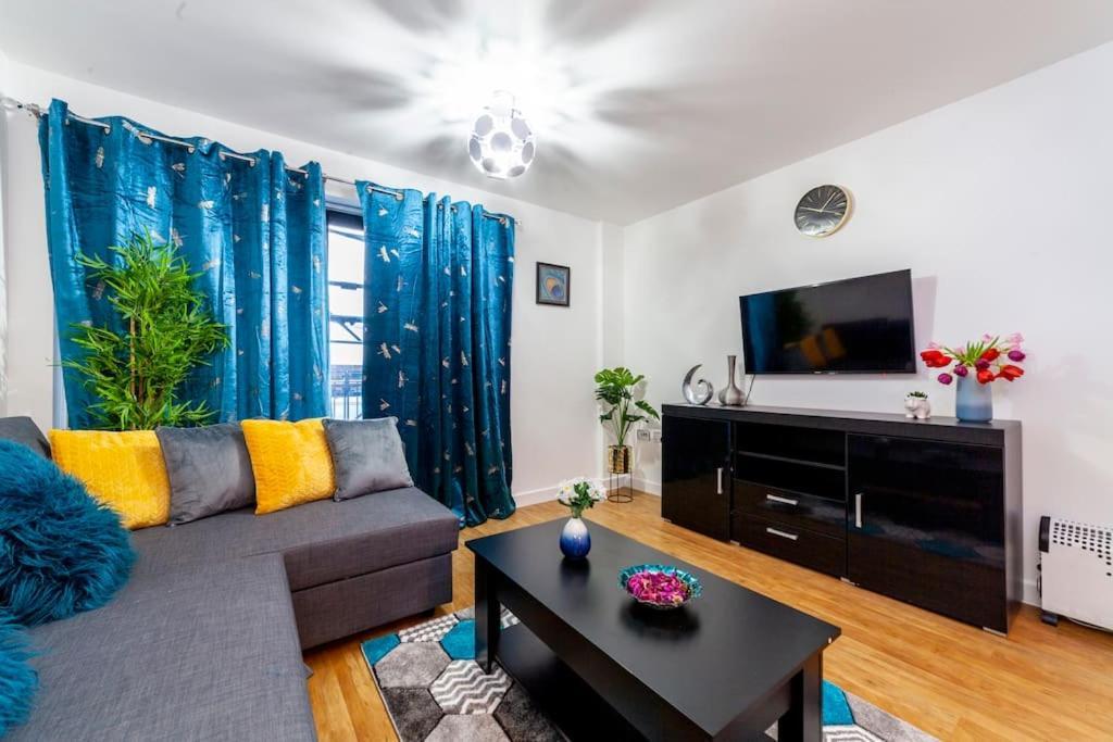 Apartment Modern 3 Beds 2 Bath Flat - Parking & Sleeps 6