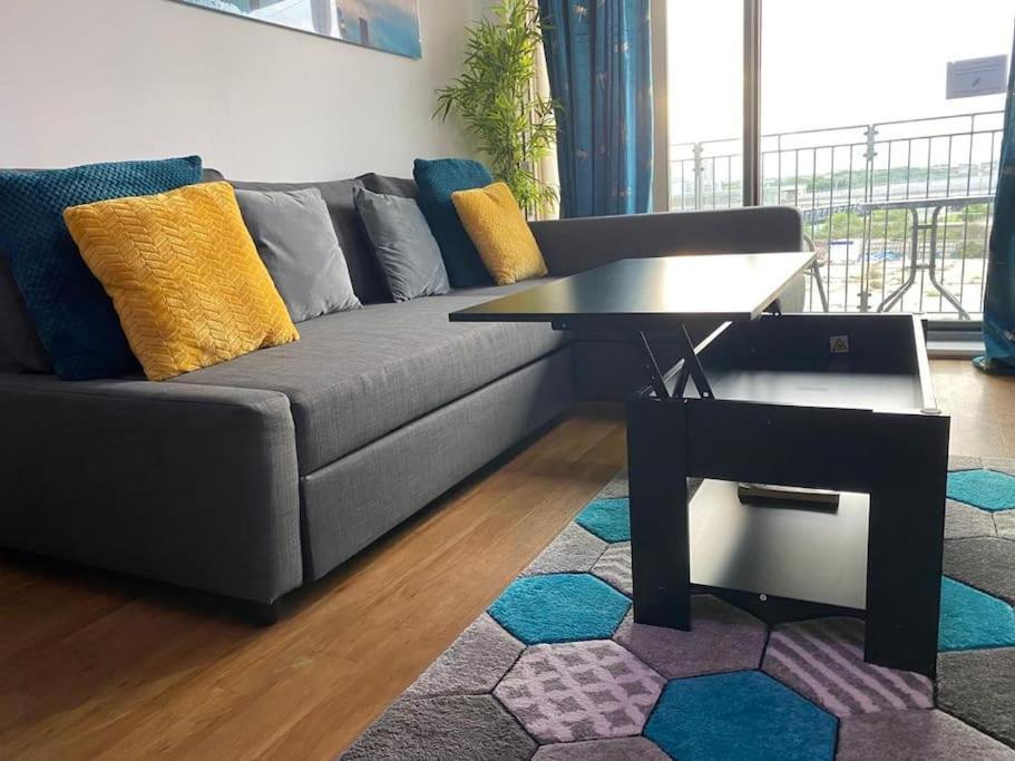 Modern 3 Beds 2 Bath Flat - Parking & Sleeps 6 * London