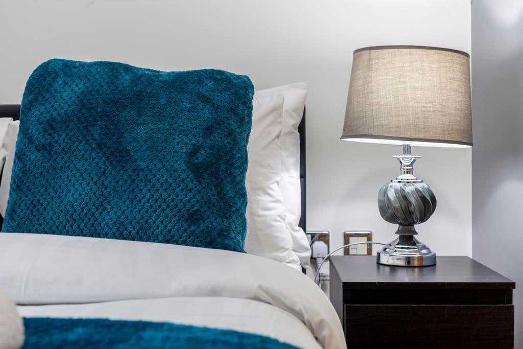 Modern 3 Beds 2 Bath Flat - Parking & Sleeps 6 Apartment