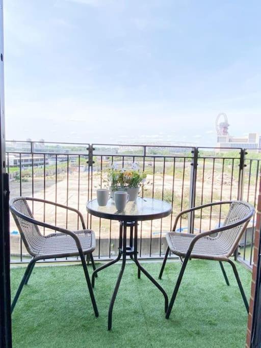 Modern 3 Beds 2 Bath Flat - Parking & Sleeps 6 *