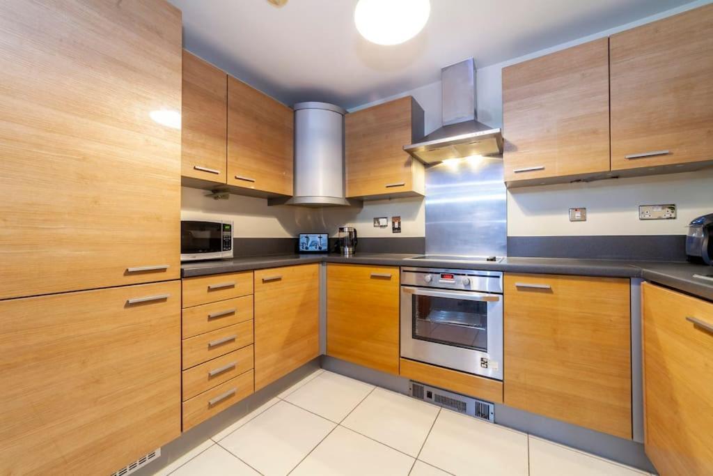 Modern 3 Beds 2 Bath Flat - Parking & Sleeps 6 London