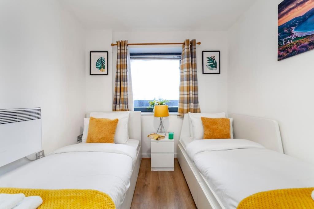 Modern 3 Beds 2 Bath Flat - Parking & Sleeps 6