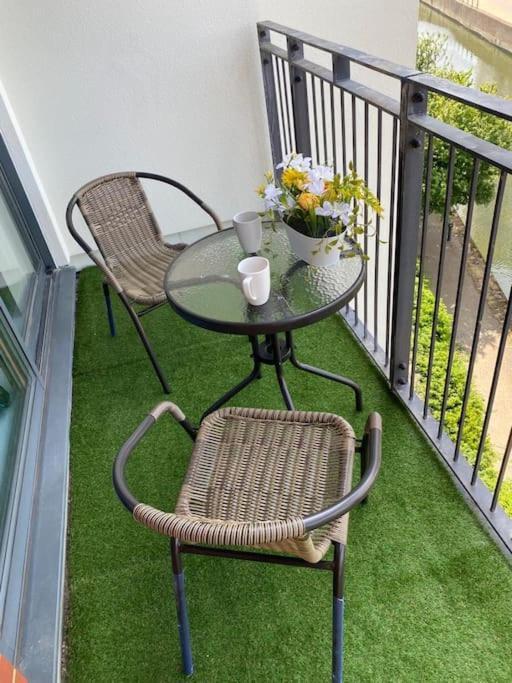 Apartment Modern 3 Beds 2 Bath Flat - Parking & Sleeps 6 *
