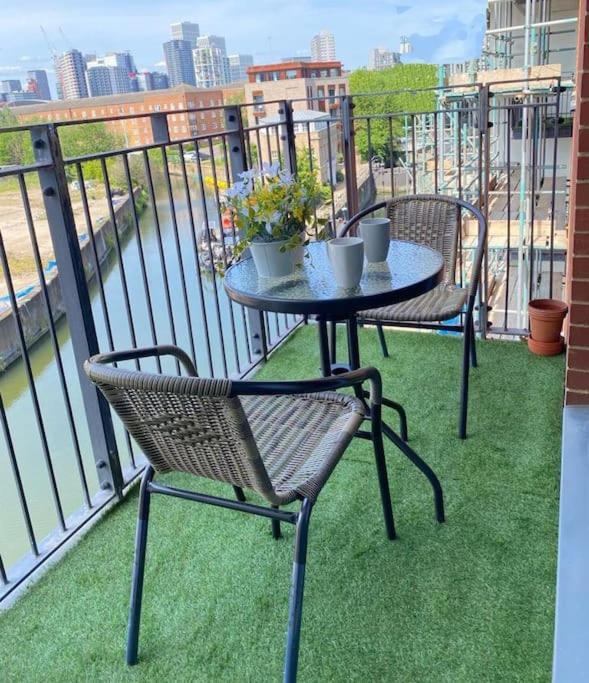 Modern 3 Beds 2 Bath Flat - Parking & Sleeps 6 * London