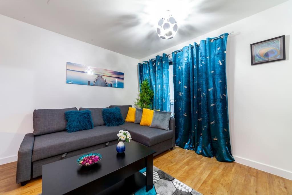 Modern 3 Beds 2 Bath Flat - Parking & Sleeps 6 Apartment London
