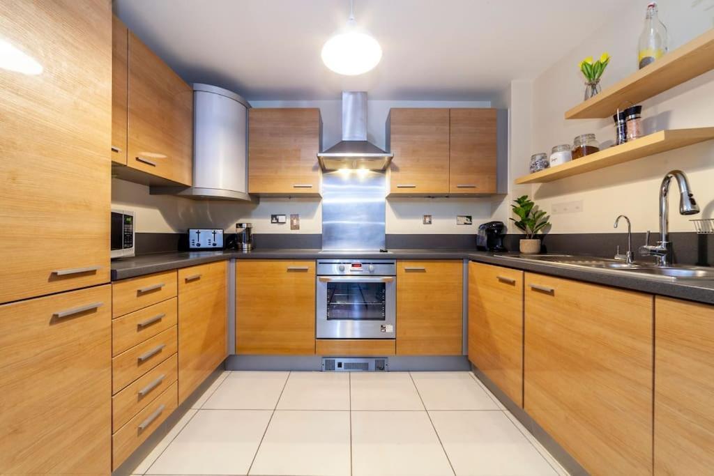 Modern 3 Beds 2 Bath Flat - Parking & Sleeps 6 * London