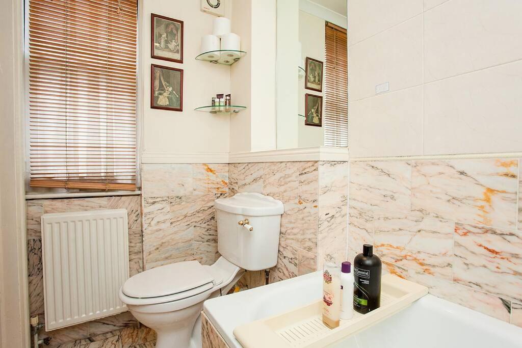 Bright 2 Bedroom Flat In *