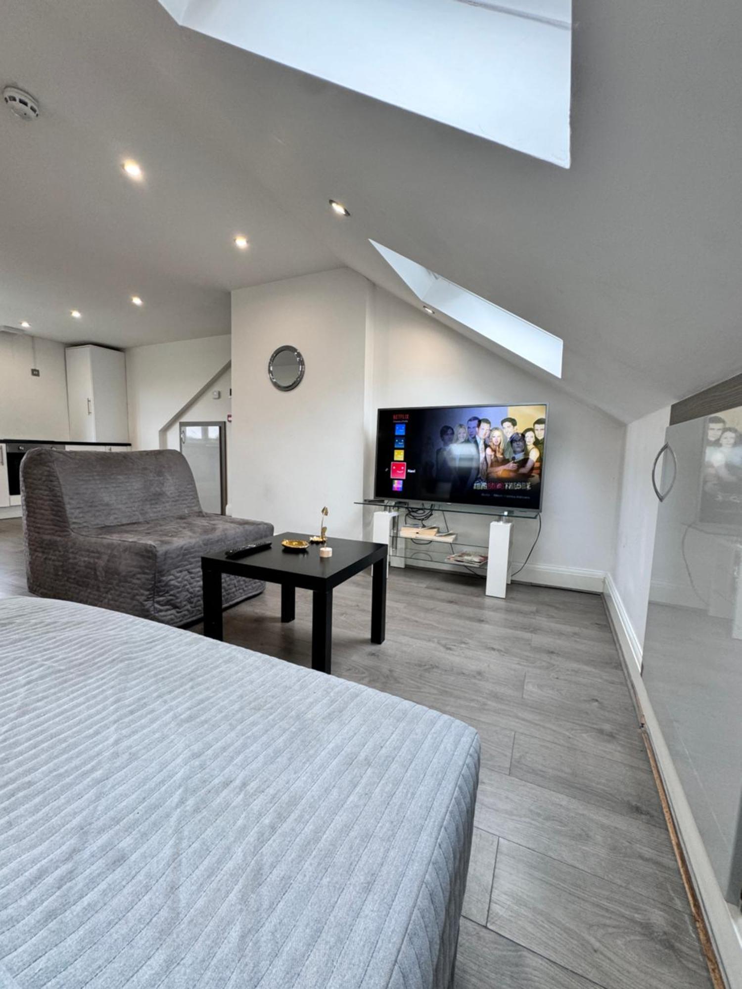 Apartment Hatton Apartments: Airport-adjacent With Free Parking And Underground Access London