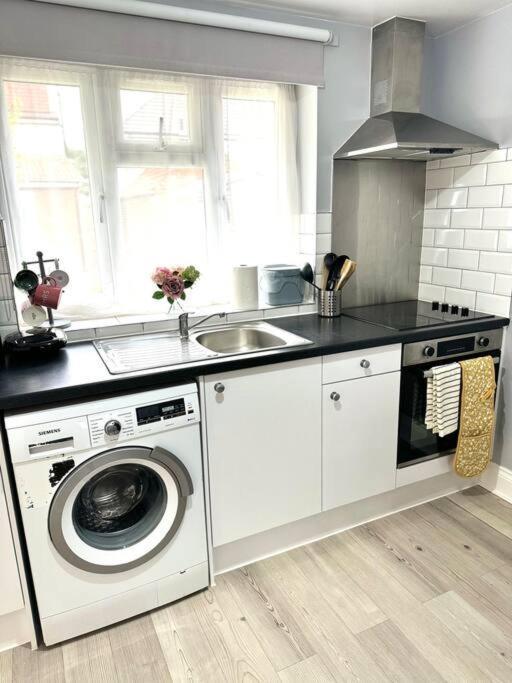 Garden 1-bed Flat 30min To Downtown & Free Parking * London