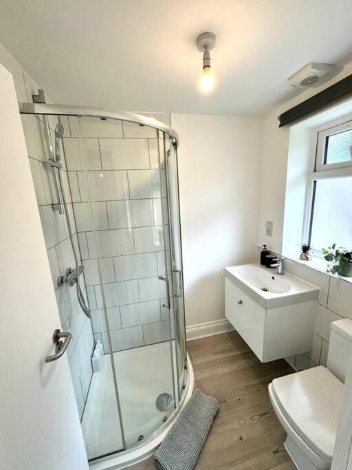 Apartment Garden 1-bed Flat 30min To Downtown & Free Parking London