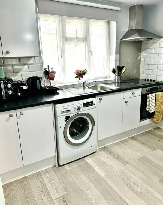 Apartment Garden 1-bed Flat 30min To Downtown & Free Parking London
