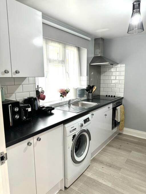 Garden 1-bed Flat 30min To Downtown & Free Parking London