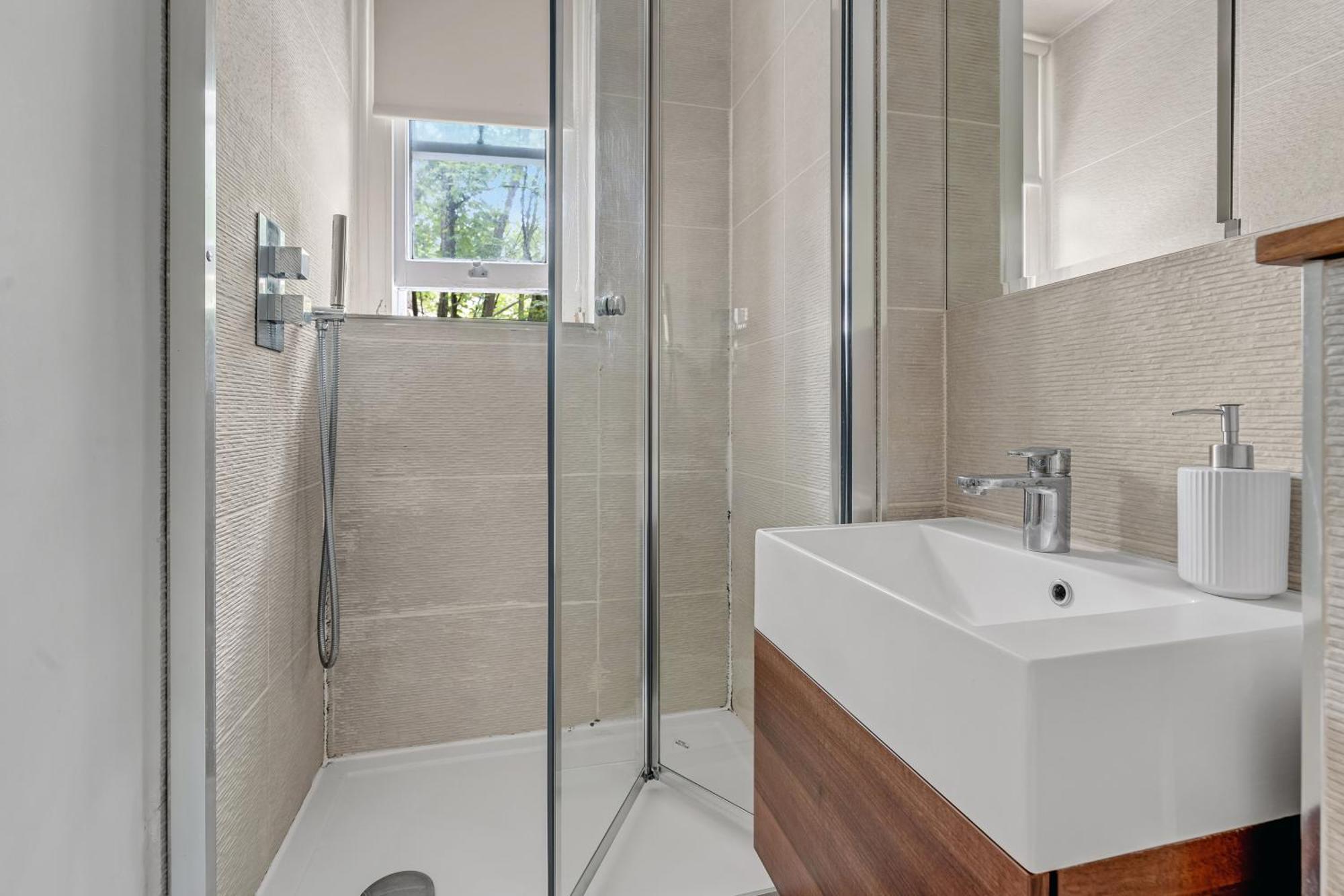 1Bed Flat, Sleeps 3 - 2Min Tube , 20Min Central London, 1Gb Fibre Wifi, Free Snacks & Toiletries, 2 New Smart Tvs & Sofabed