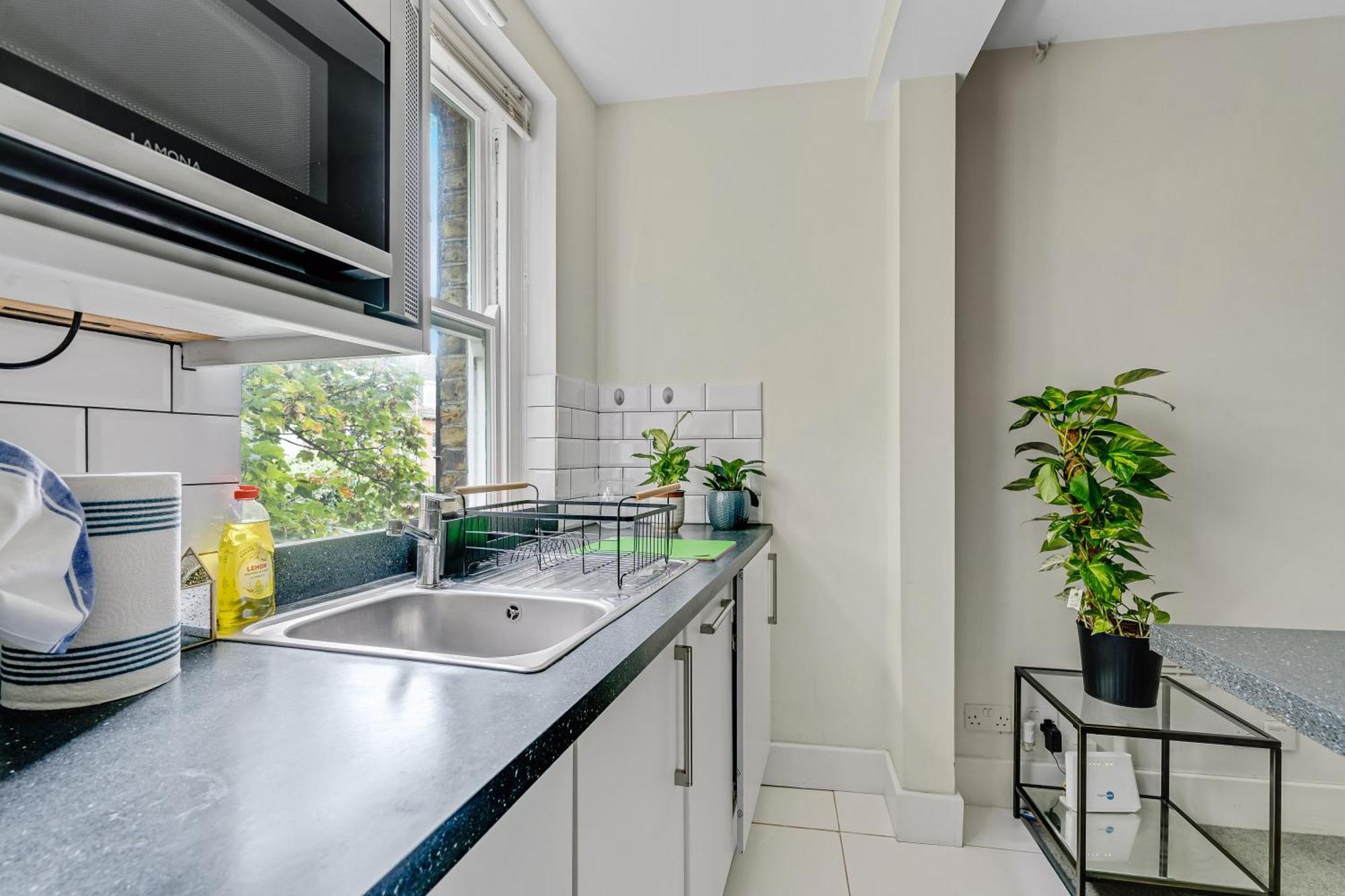1Bed Flat, Sleeps 3 - 2Min Tube , 20Min Central London, 1Gb Fibre Wifi, Free Snacks & Toiletries, 2 New Smart Tvs & Sofabed Apartment *