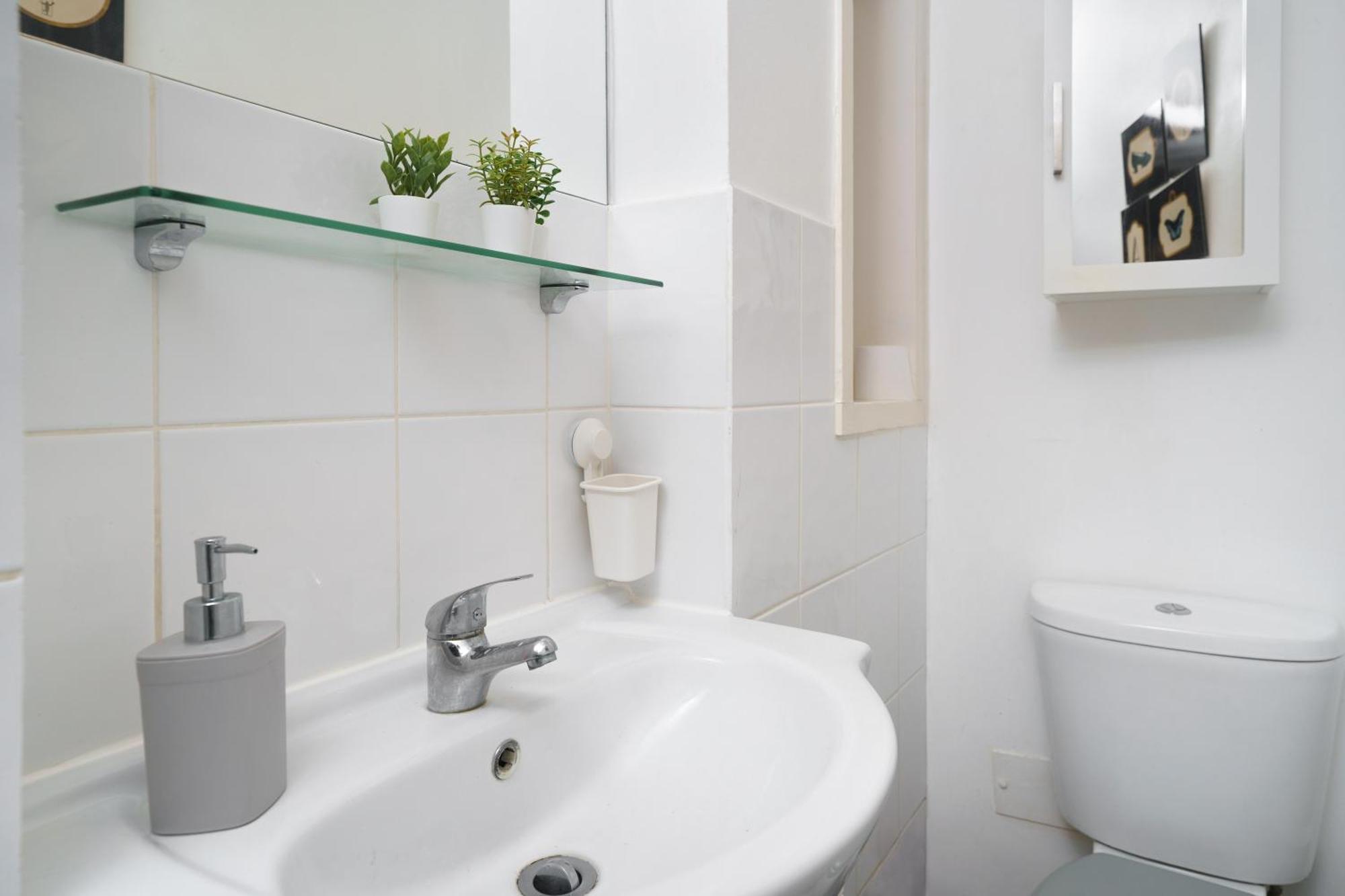 Cozy 2-bed Garden Flat, Wembley Apartment *