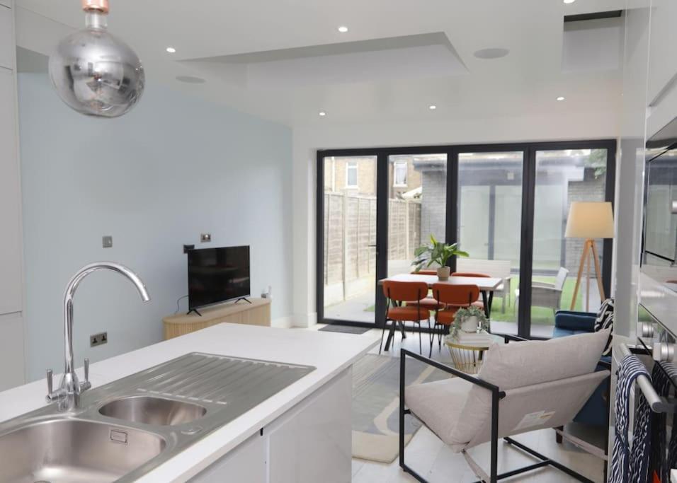 Stylish Flat With Garden, Close To London