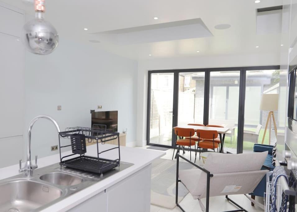 Stylish Flat With Garden, Close To * London