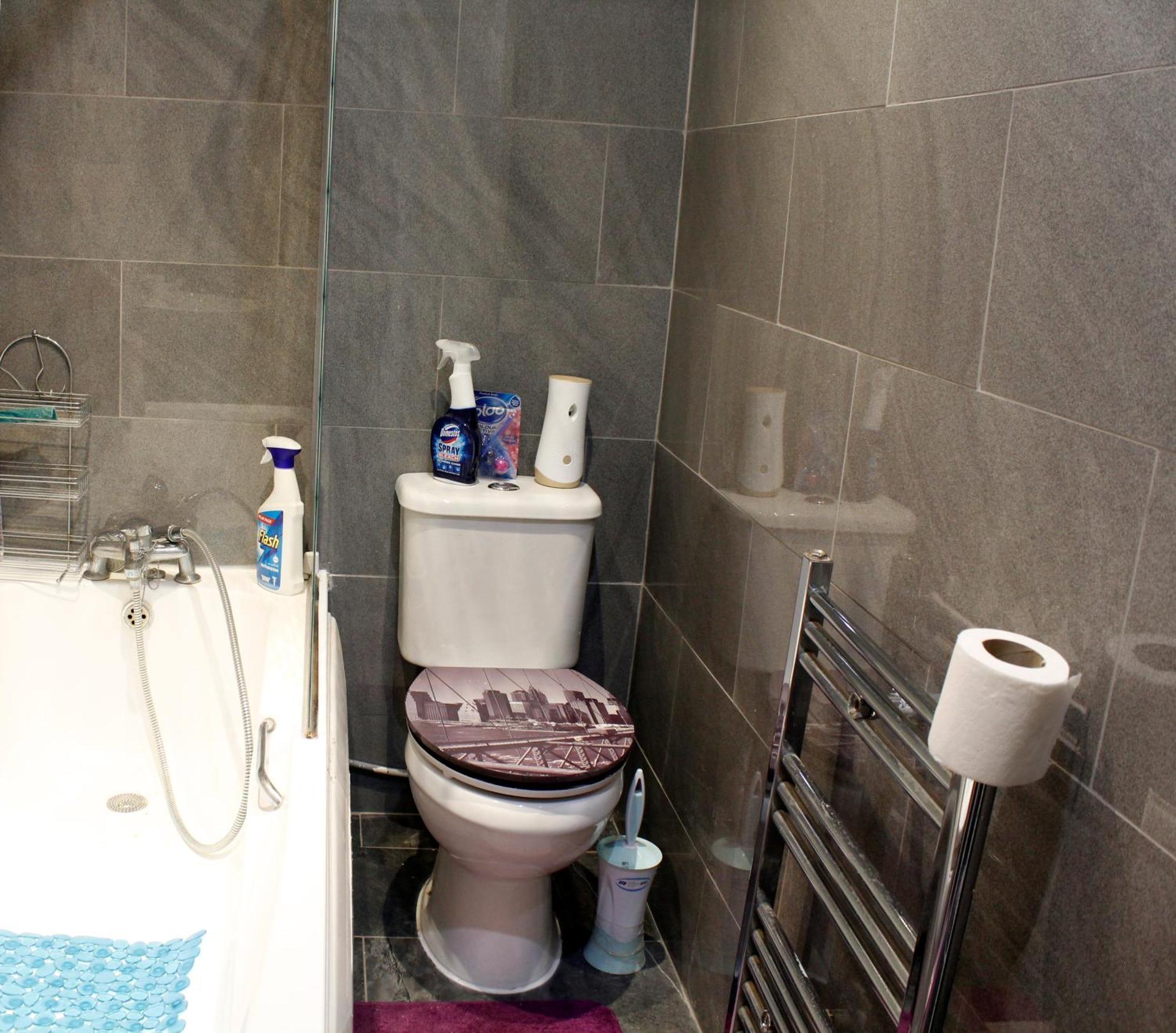 Spacious 4-bed House - Sleeps 5 Garden & Parking Holiday home *
