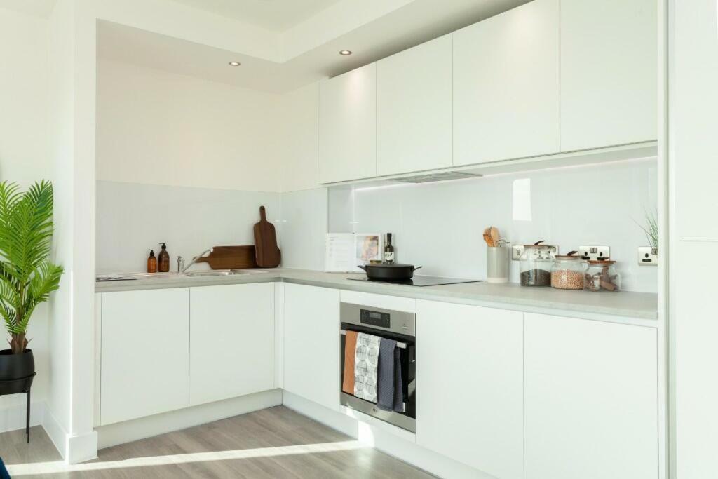 Apartamento 1br Gem In Shared Near O2 Arena & Excel With Patio, Private Bath, Free Parking & Garden *