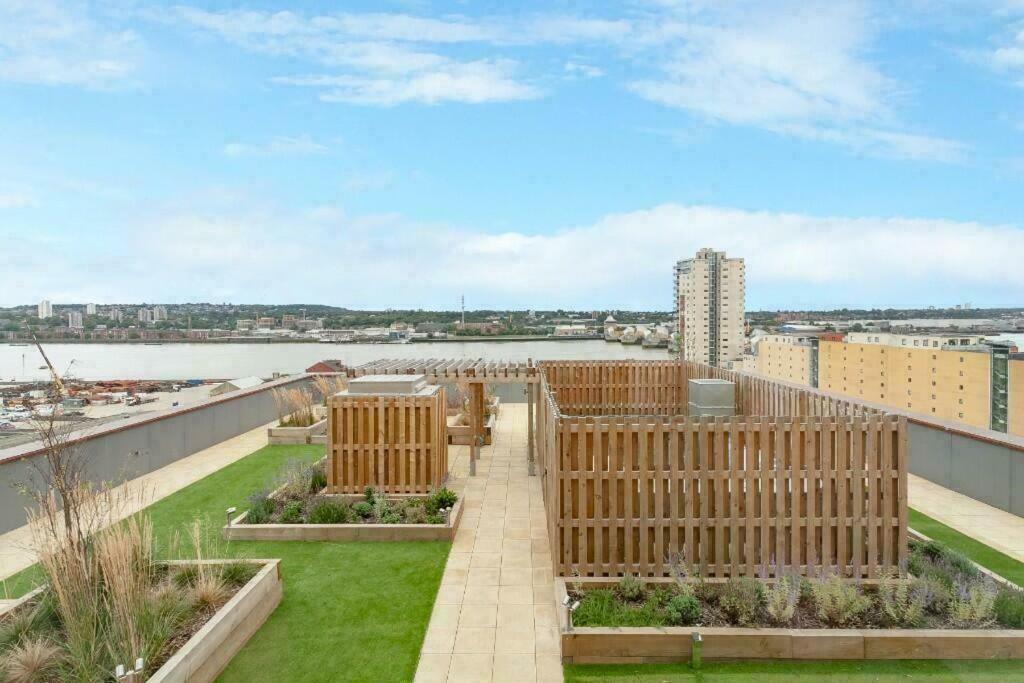 Apartamento 1br Gem In Shared Near O2 Arena & Excel With Patio, Private Bath, Free Parking & Garden Londres
