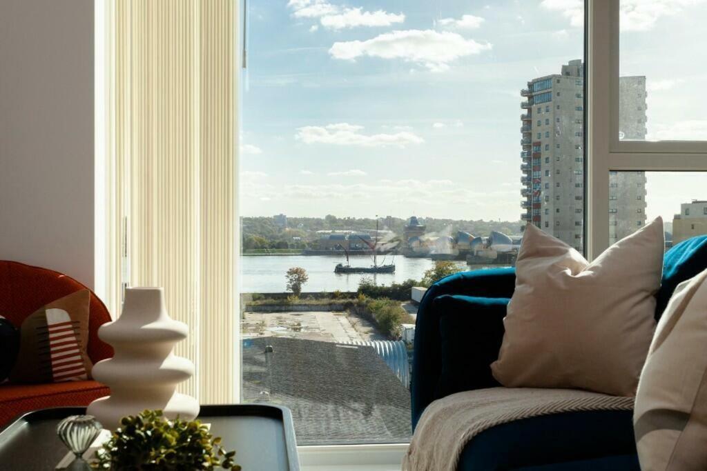Apartamento 1br Gem In Shared Near O2 Arena & Excel With Patio, Private Bath, Free Parking & Garden *