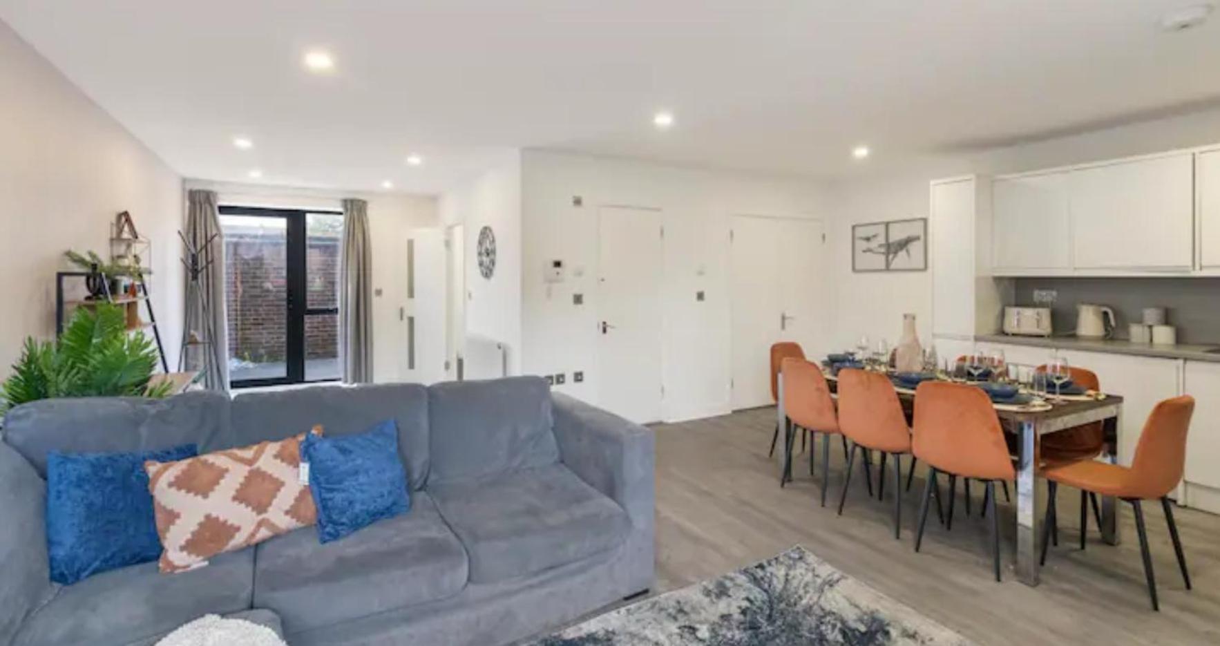 3 Bedrooms 2baths 3 Toilets Excel City Airport O2 Sleeps Up To 7, Apartment