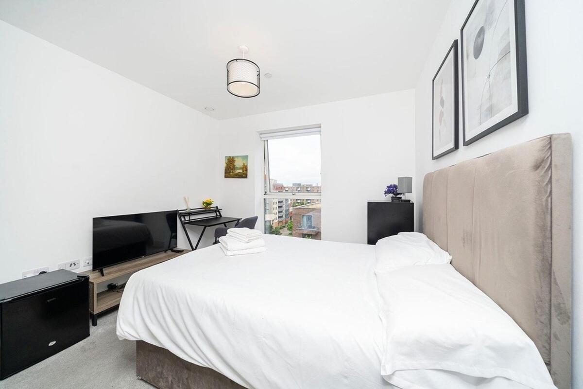 Apartamento 1br Gem In Shared Near O2 Arena & Excel With Patio, Private Bath, Free Parking & Garden Londres