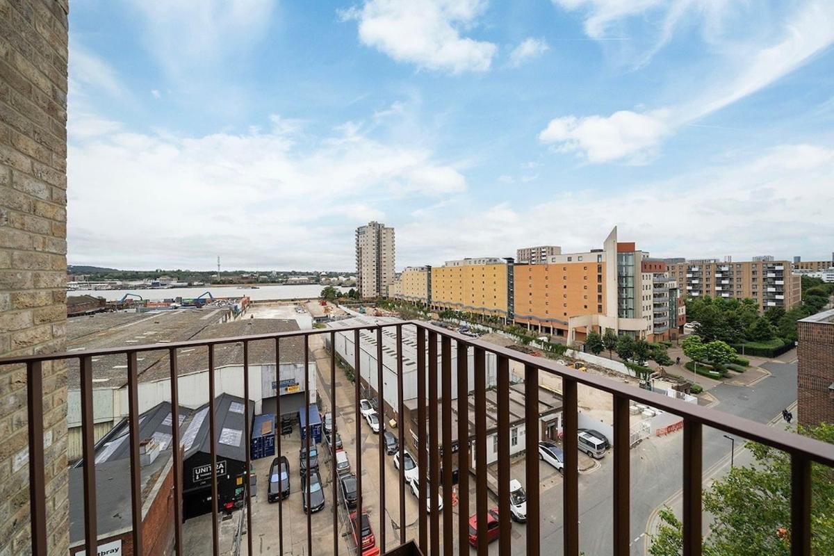 Apartment Deluxe Double Bed In Shared Near Canary Wharf, Airport & O2 Arena With Thames View *