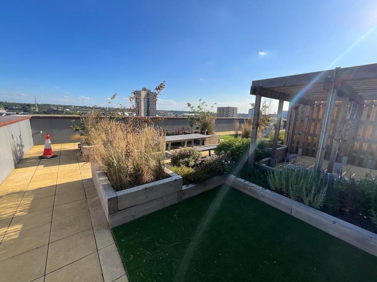 Deluxe Double Bed In Shared Near Canary Wharf, Airport & O2 Arena With Thames View Apartment
