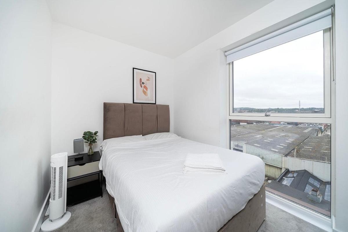 Apartment Deluxe Double Bed In Shared Near Canary Wharf, Airport & O2 Arena With Thames View London
