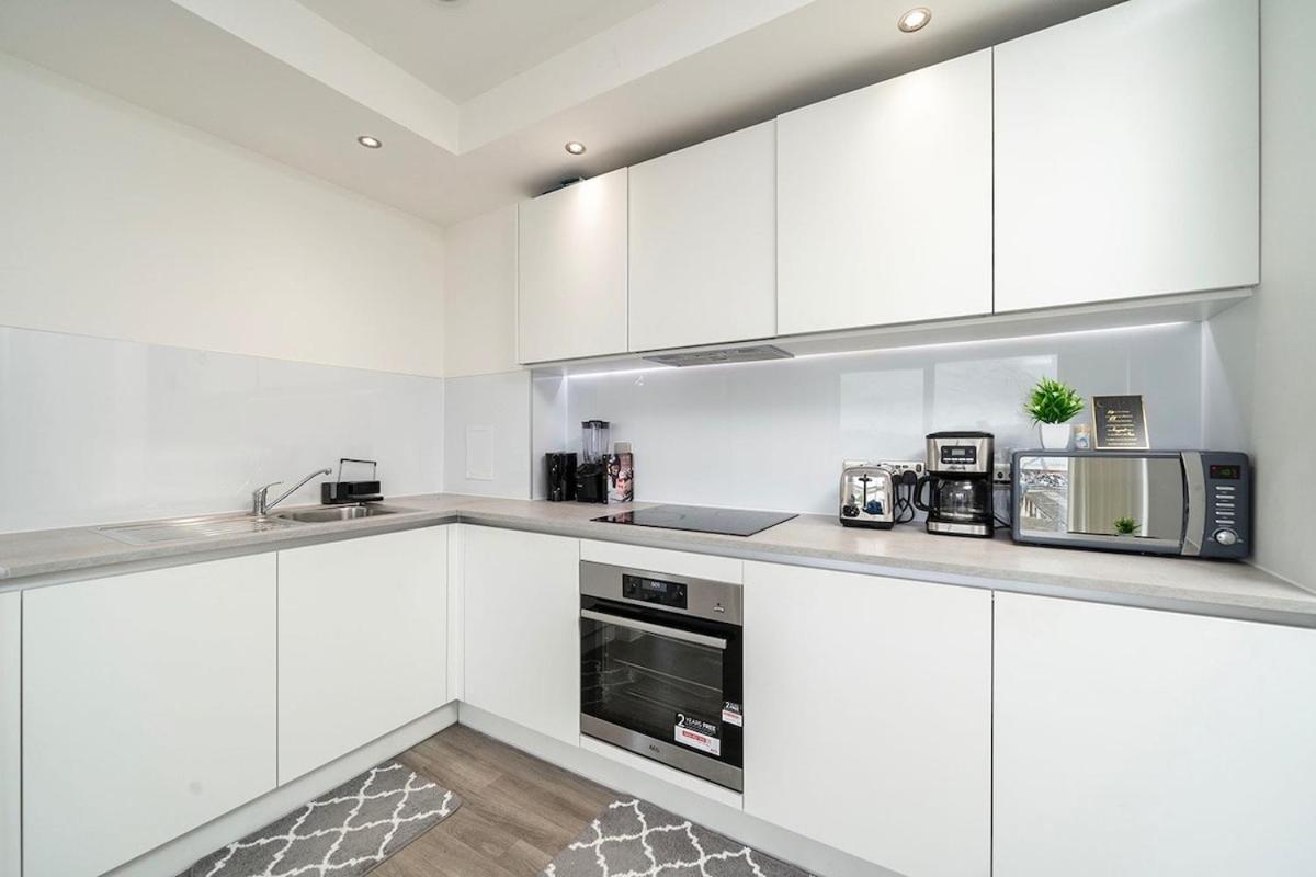 Apartment Deluxe Double Bed In Shared Near Canary Wharf, Airport & O2 Arena With Thames View