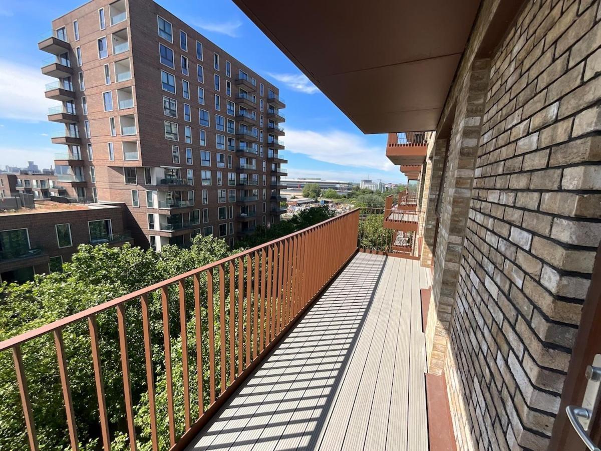 Apartment Deluxe Double Bed In Shared Near Canary Wharf, Airport & O2 Arena With Thames View *