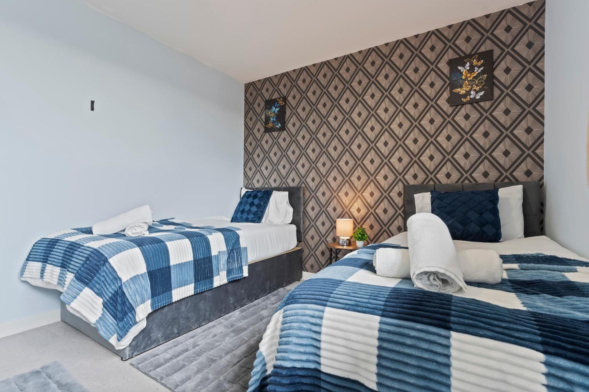 Spectacular 3Br 2Bath Rooftop Sky-Views With Parking Apartment London