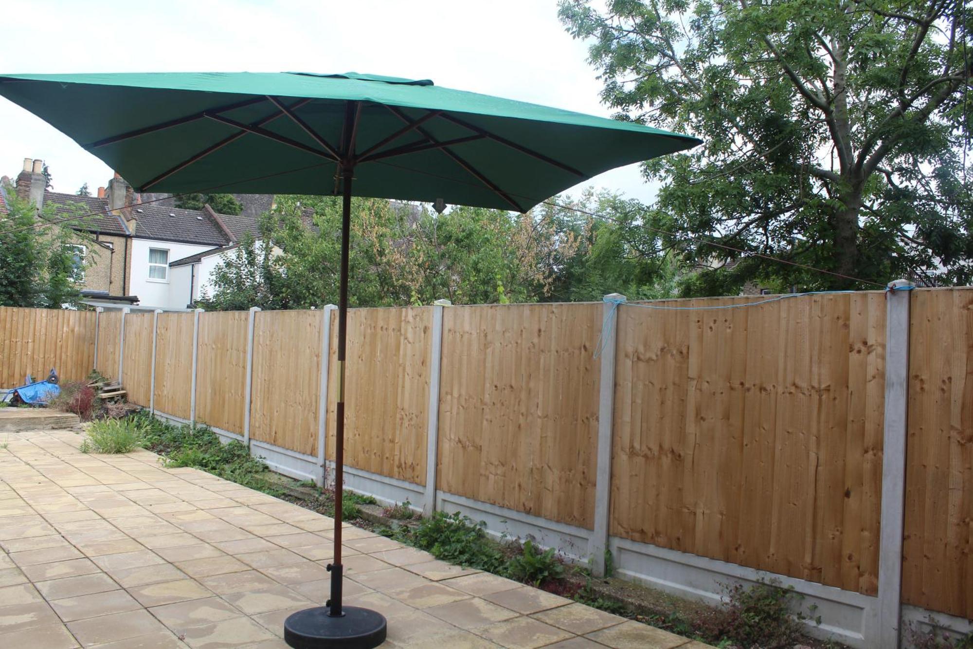 Holiday home Spacious 4-bed House - Sleeps 5 Garden & Parking