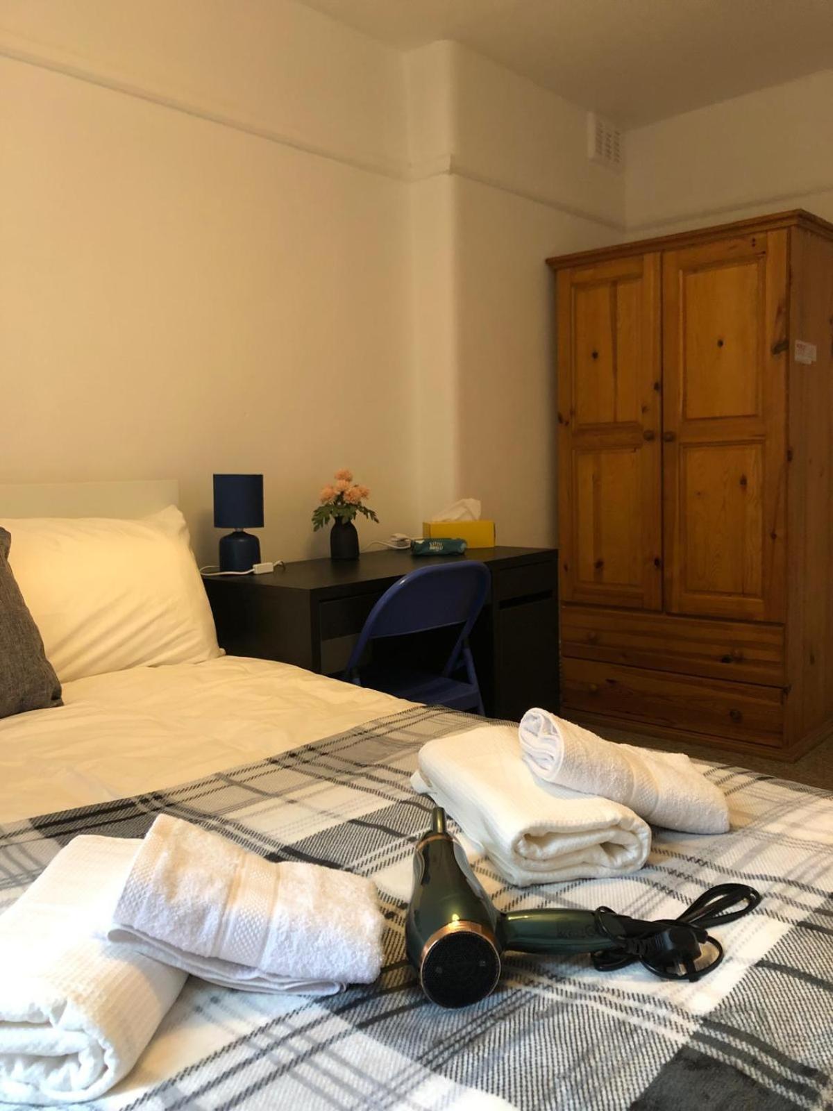 Hospedagem domiciliar Comfy Private Bedrooms Near O2 Forum Kentish Town, Camden